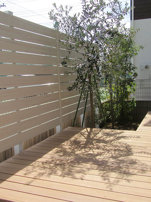 目隠しフェンスと植物コーディネート グリーンケア お庭のデザイン リフォーム 横浜 川崎