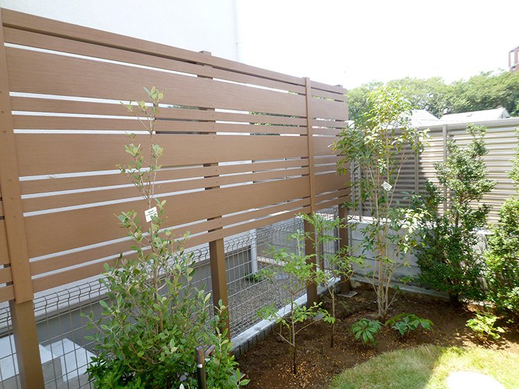 目隠しフェンスと植物コーディネート グリーンケア お庭のデザイン リフォーム 横浜 川崎