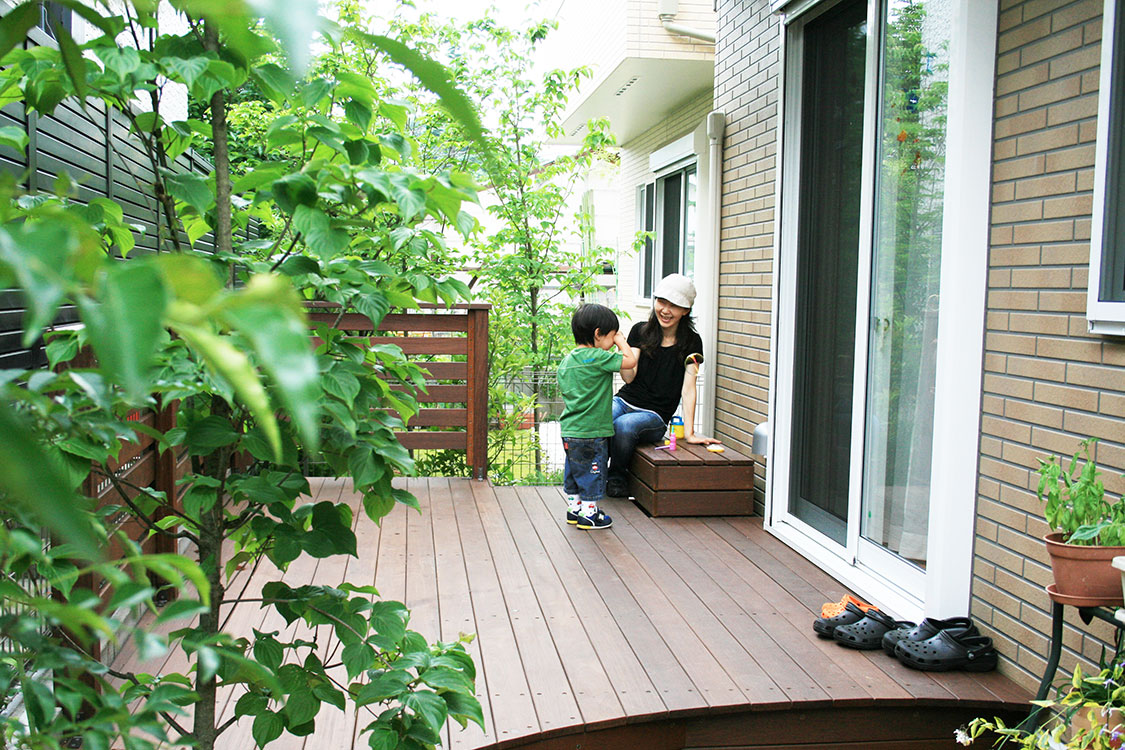 ウッドデッキとレンガの施工事例 グリーンケア お庭のデザイン リフォーム