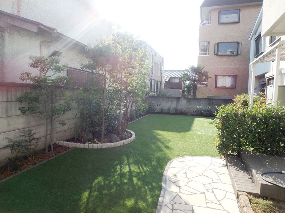 手に負えない芝生を人工芝に グリーンケア お庭のデザイン リフォーム 横浜 川崎