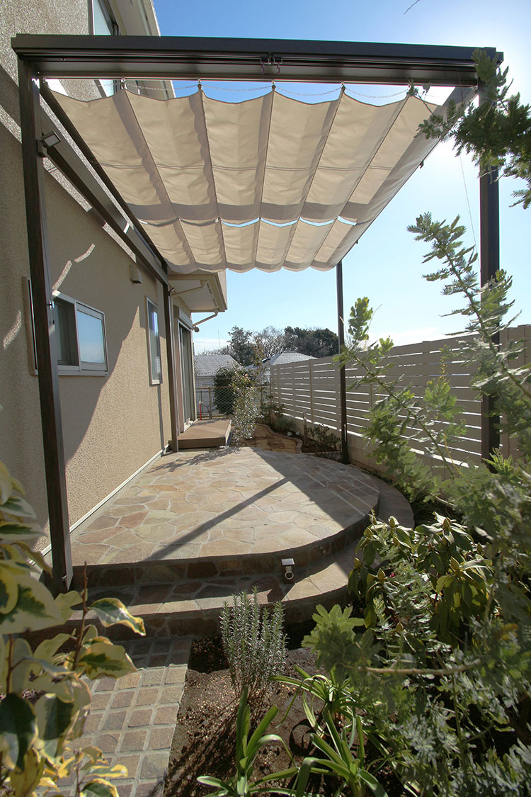 シェード付きのテラスでくつろげるお庭へ グリーンケア お庭のデザイン リフォーム
