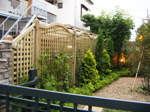 木製ラティスで目隠しフェンス グリーンケア お庭のデザイン リフォーム