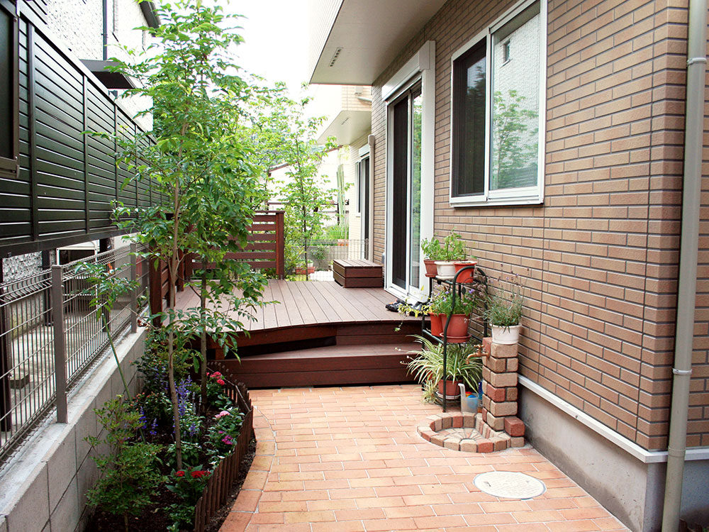 お庭全体を活用できるウッドデッキと敷石のお庭 グリーンケア お庭のデザイン リフォーム