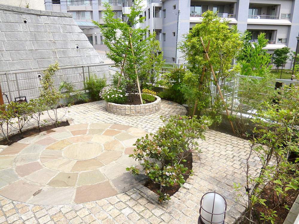 サークルストーンと敷石のテラス グリーンケア お庭のデザイン リフォーム 横浜 川崎