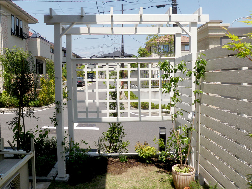 外からの目隠しも兼ねたパーゴラフェンス グリーンケア お庭と外構 エクステリアのデザイン リフォーム