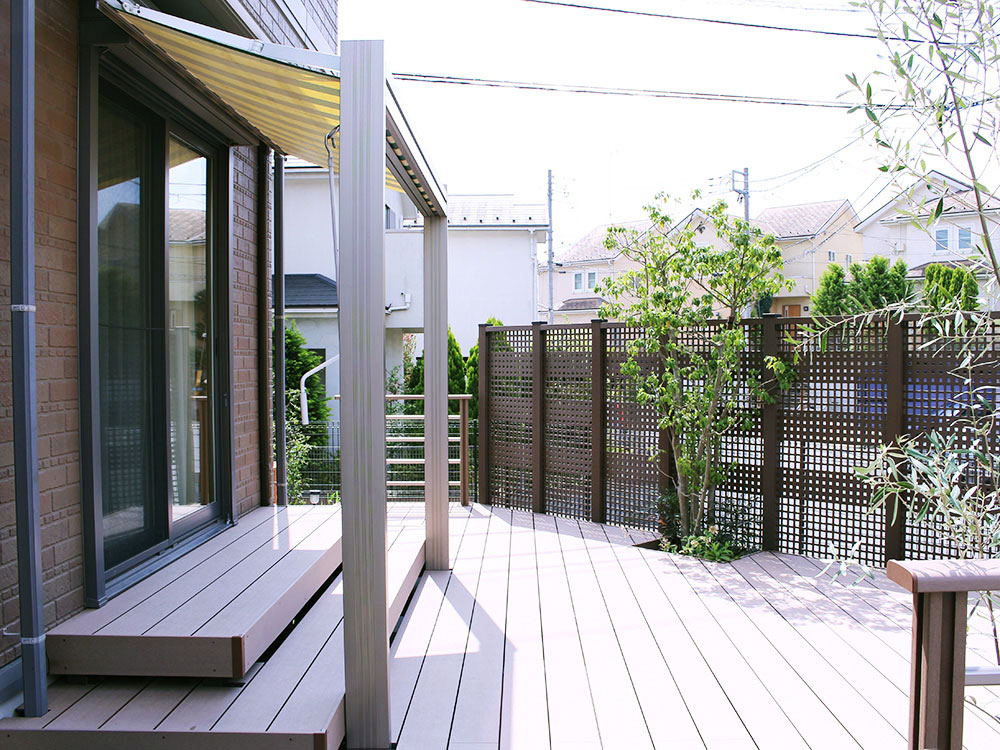 目隠しフェンスのあるウッドデッキのお庭 グリーンケア お庭のデザイン リフォーム