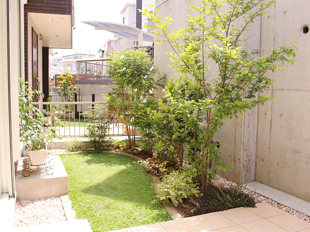 植栽とタイルテラスを バランスよく配置したお庭 グリーンケア お庭のデザイン リフォーム 横浜 川崎