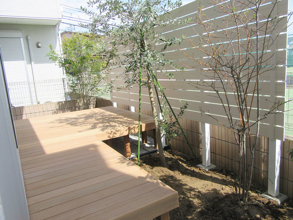 既存樹とともに 葉陰のおちるウッドデッキ グリーンケア お庭のデザイン リフォーム
