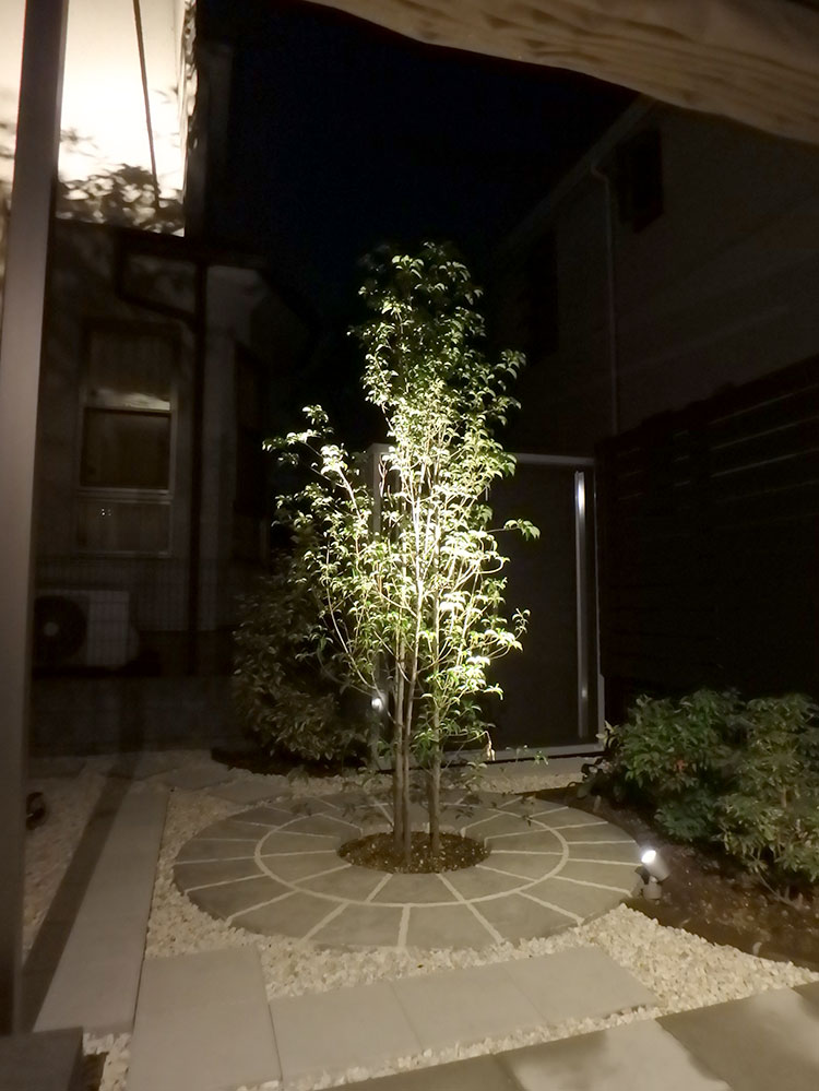 シンボルツリーとテラスのライトアップ グリーンケア お庭と外構 エクステリアのデザイン リフォーム
